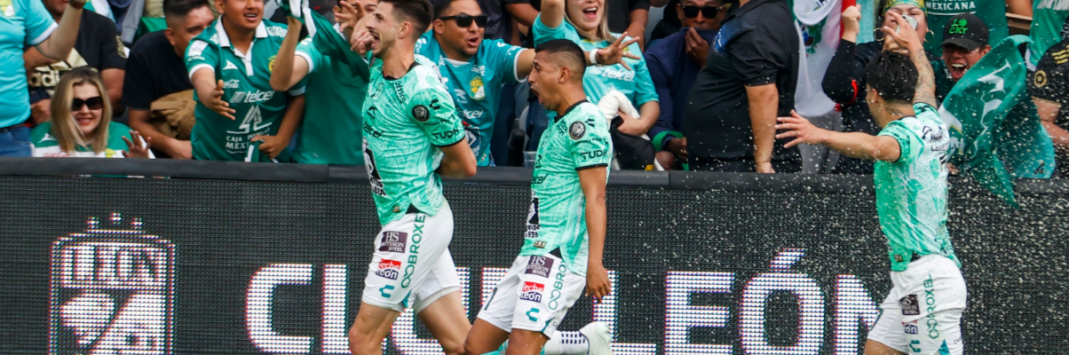 Club Leon spelers vieren een doelpunt met de fans